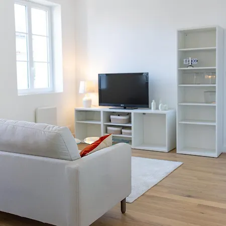 Renovated 2br Steps From The Market *