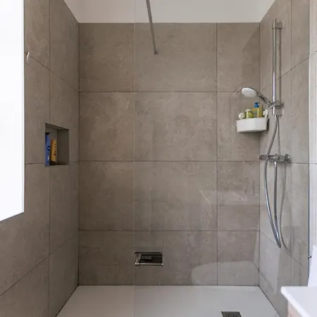Апартаменты Renovated 2br Steps From The Market