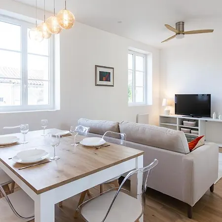 Renovated 2br Steps From The Market *