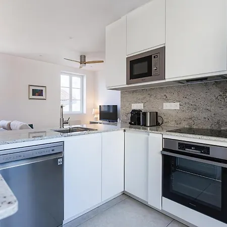 Renovated 2br Steps From The Market Апартаменты *