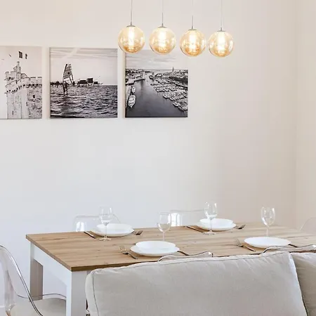 Апартаменты Renovated 2br Steps From The Market Ла-Рошель